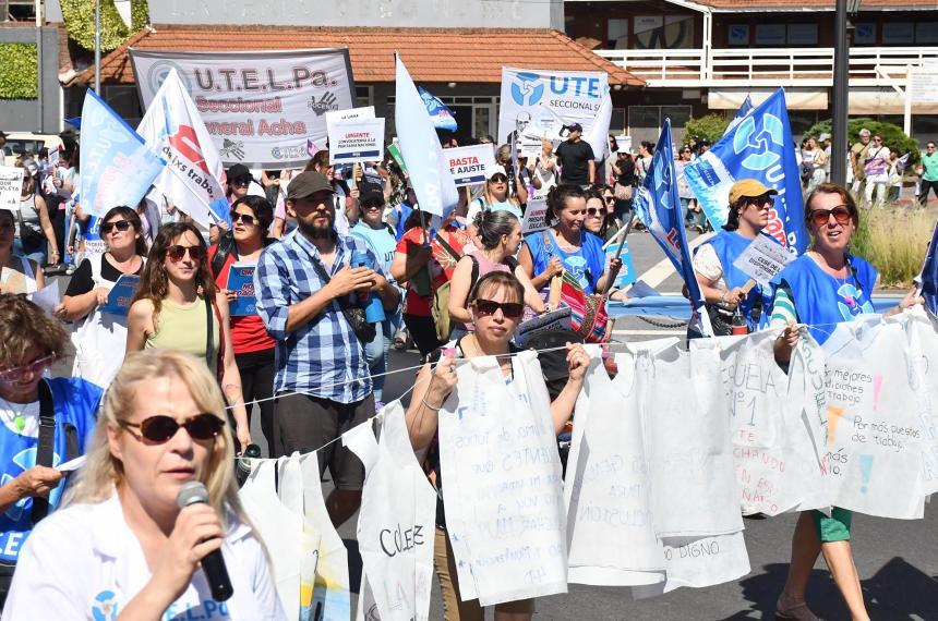 UTELPa pidioacute una paritaria urgente por el desdoblamiento salarial