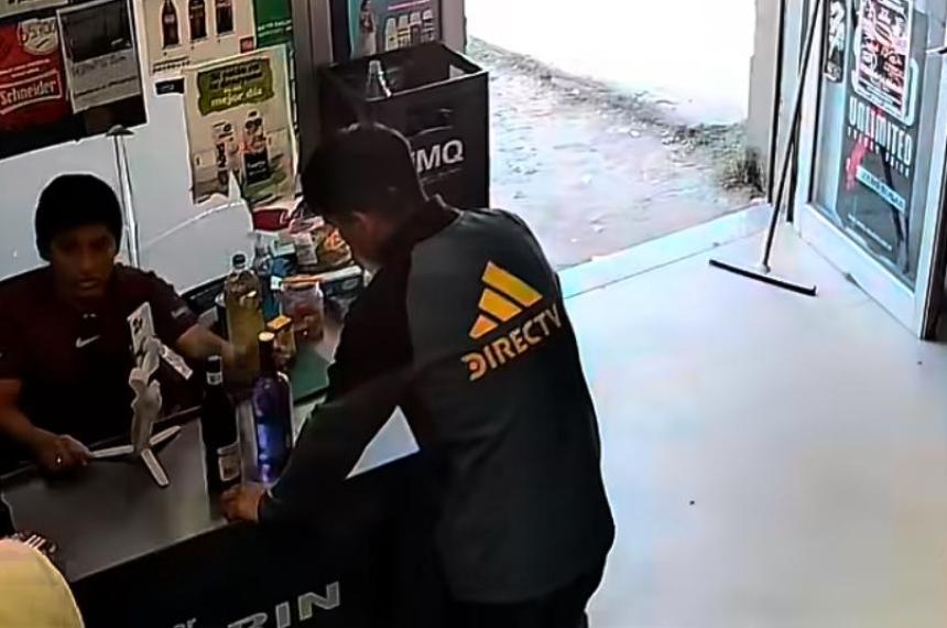 Fue a la caja con dos botellas de alcohol huyoacute sin pagar y el escrache apunta a sus padres