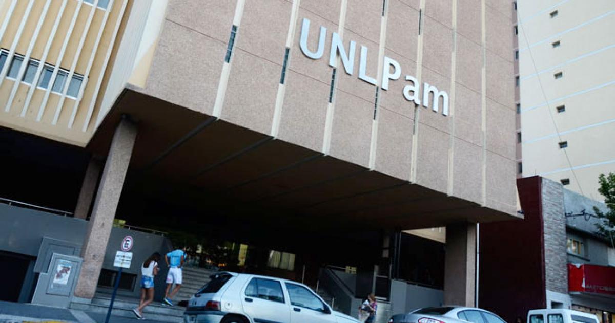 Reconocen a docentes y no docentes de la UNLPam