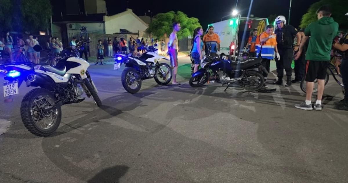 Chocaron dos motos un conductor huyoacute pero regresoacute luego para que lo atendieran