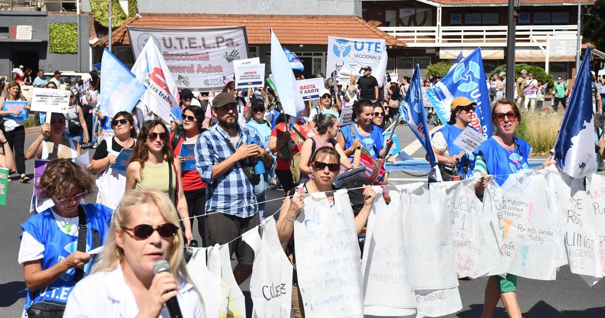 UTELPa pidioacute una paritaria urgente por el desdoblamiento salarial