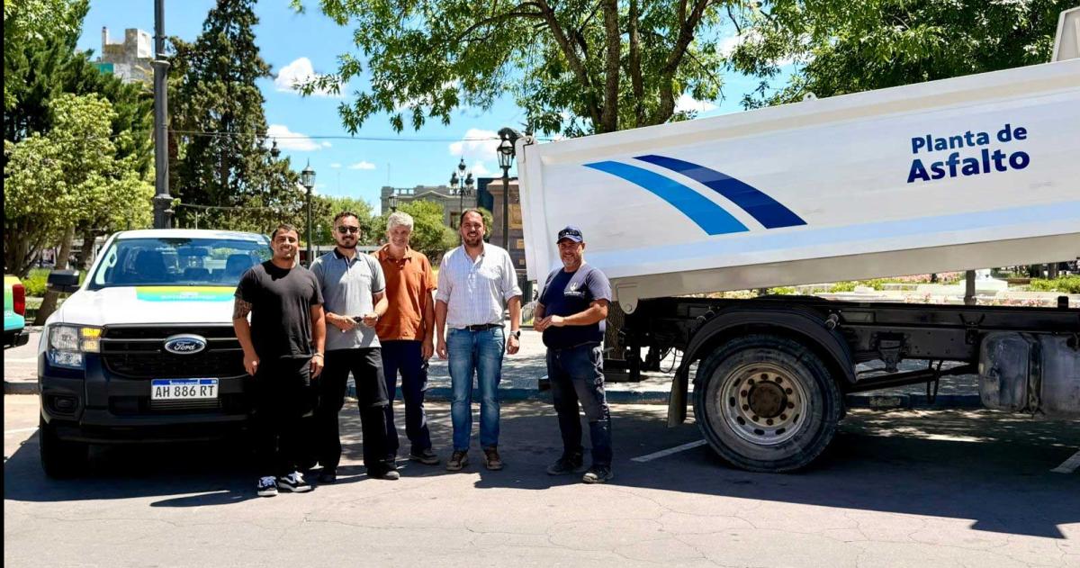 El intendente Luciano di Npoli entrega las llaves de las nuevas unidades a los trabajadores municipales en Plaza San Martín
