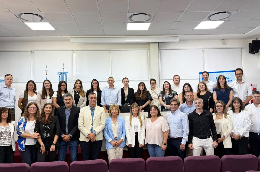 Los integrantes del TdC junto a los diputados provinciales que recibieron el informe de la Cuenta de Inversión 2024