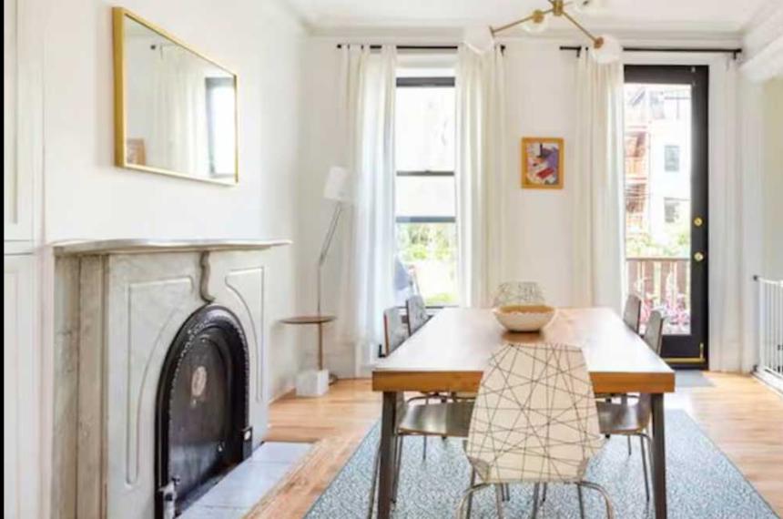 Un departamento típico de Brooklyn preparado para recibir a visitantes a través de plataformas de intercambio de casas una tendencia que crece entre quienes buscan comodidad y autenticidad lejos del turismo tradicional