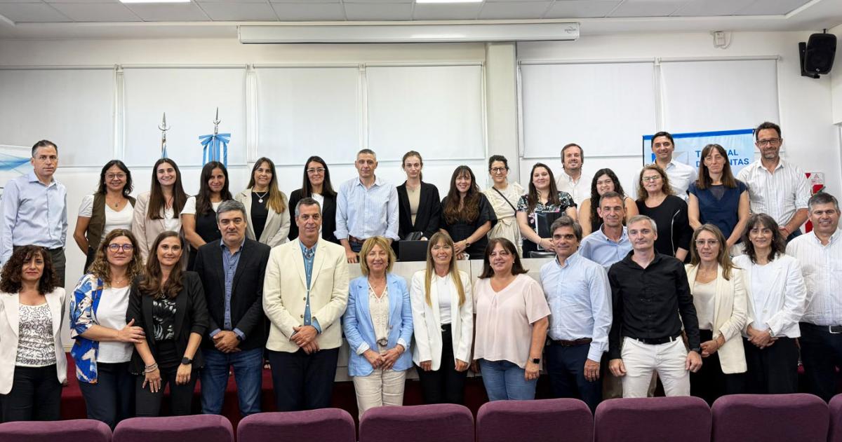 Los integrantes del TdC junto a los diputados provinciales que recibieron el informe de la Cuenta de Inversión 2024