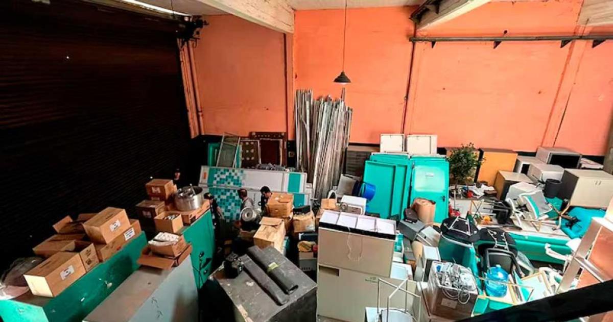 Detuvieron a la tesorera de Sur Finanzas cuando retiraba cajas y celulares de un galpoacuten en Turdera