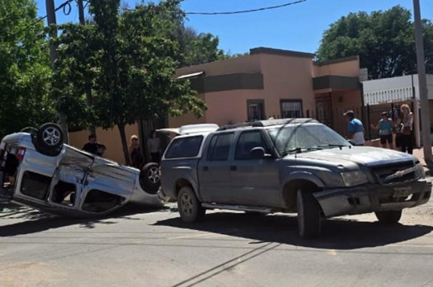 El utilitario quedó con las cuatro ruedas hacia arriba tras el choque