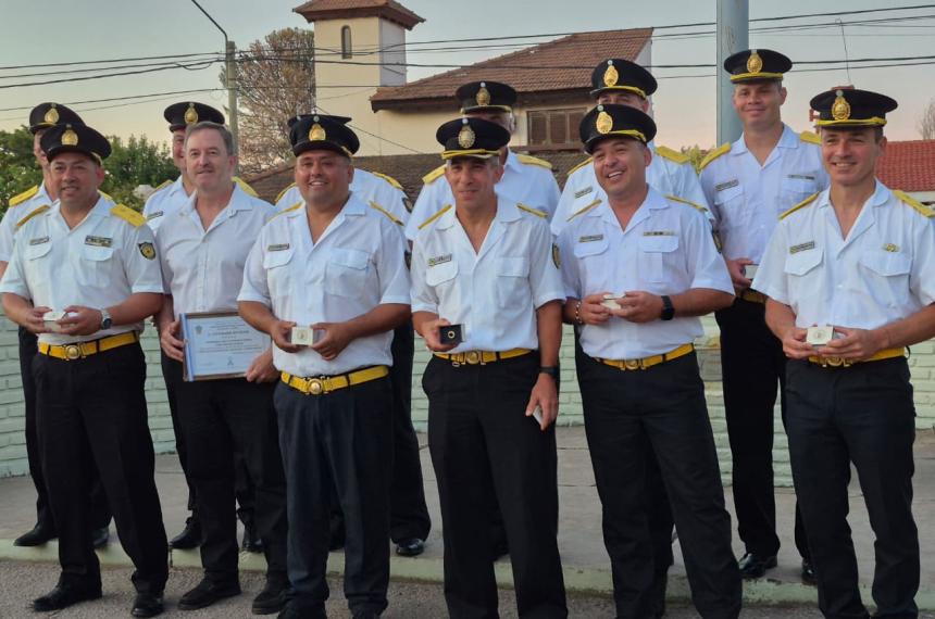 Cerroacute el ciclo el Instituto Superior Policial- homenajes y cambio de abanderados