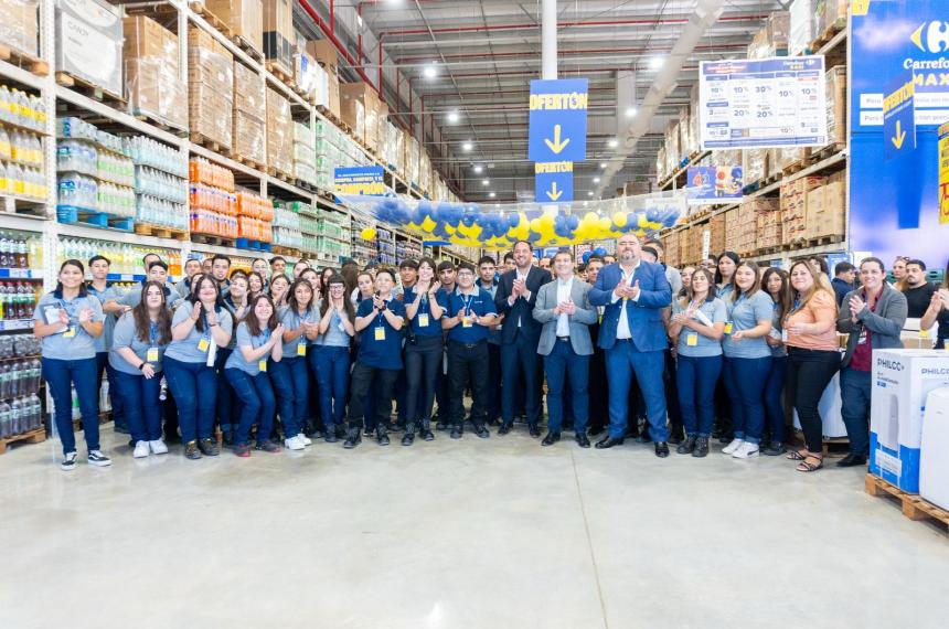 El intendente Luciano di Npoli encabezó el acto en el local ubicado en el predio de La Rural