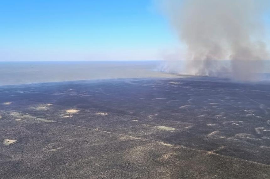Defensa Civil trabajoacute en la contencioacuten de incendios rurales