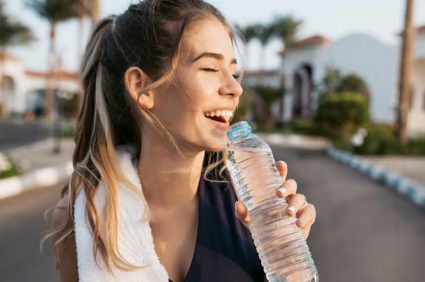 La transpiración abundante bajo temperaturas elevadas acelera la pérdida de electrolitos esenciales indispensables para el equilibrio hídrico y energético