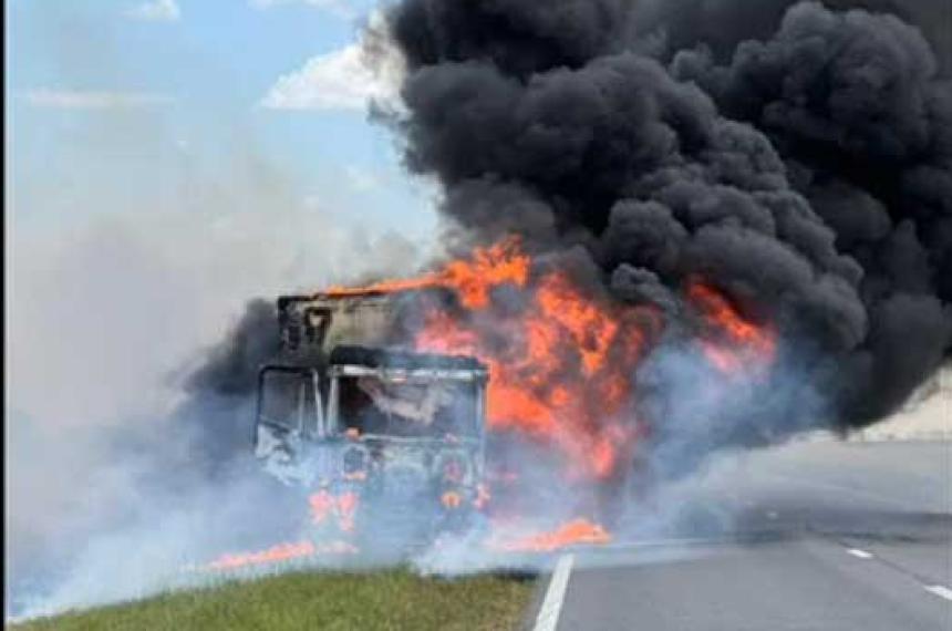 A bordo del camión viajaban dos personas el chofer y un acompañante quienes resultaron ilesos