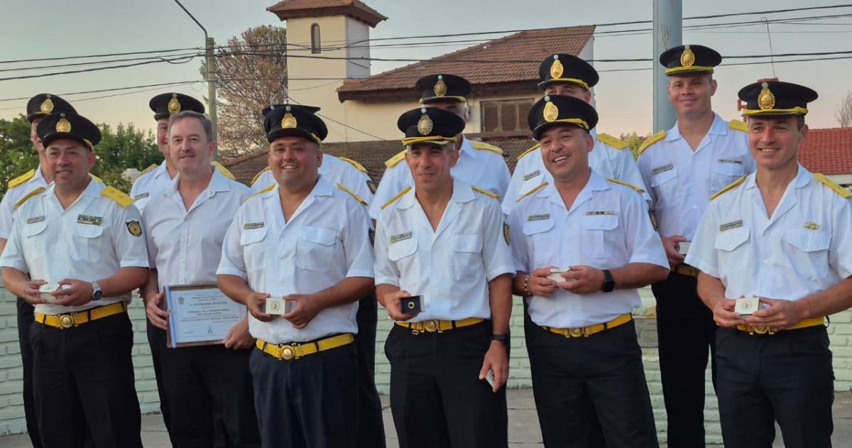 Cerroacute el ciclo el Instituto Superior Policial- homenajes y cambio de abanderados