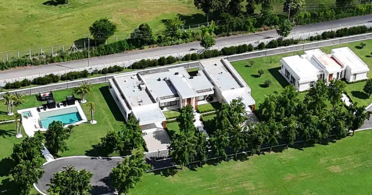 La mansión allanada