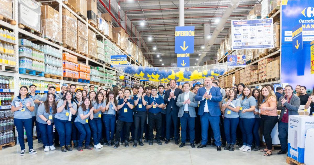 El intendente Luciano di Npoli encabezó el acto en el local ubicado en el predio de La Rural