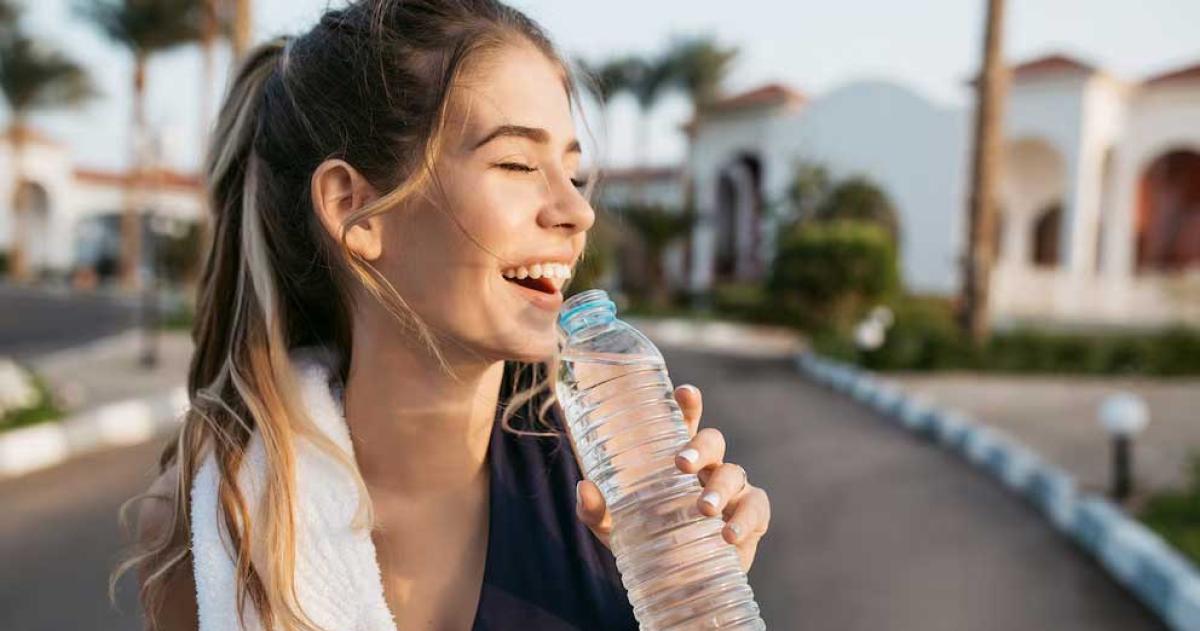 La transpiración abundante bajo temperaturas elevadas acelera la pérdida de electrolitos esenciales indispensables para el equilibrio hídrico y energético