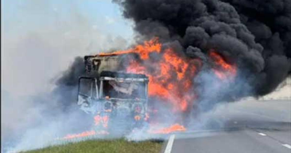A bordo del camión viajaban dos personas el chofer y un acompañante quienes resultaron ilesos