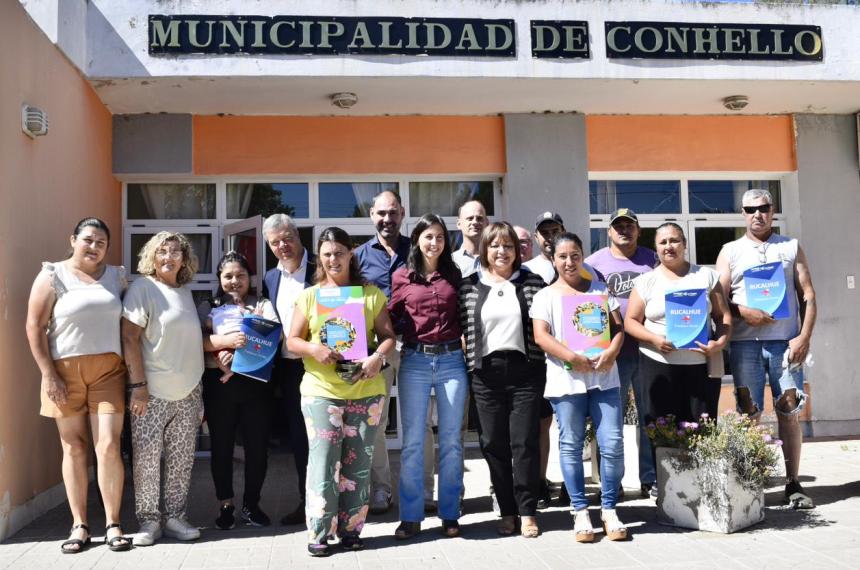 El ministro Diego Álvarez encabezó la entrega