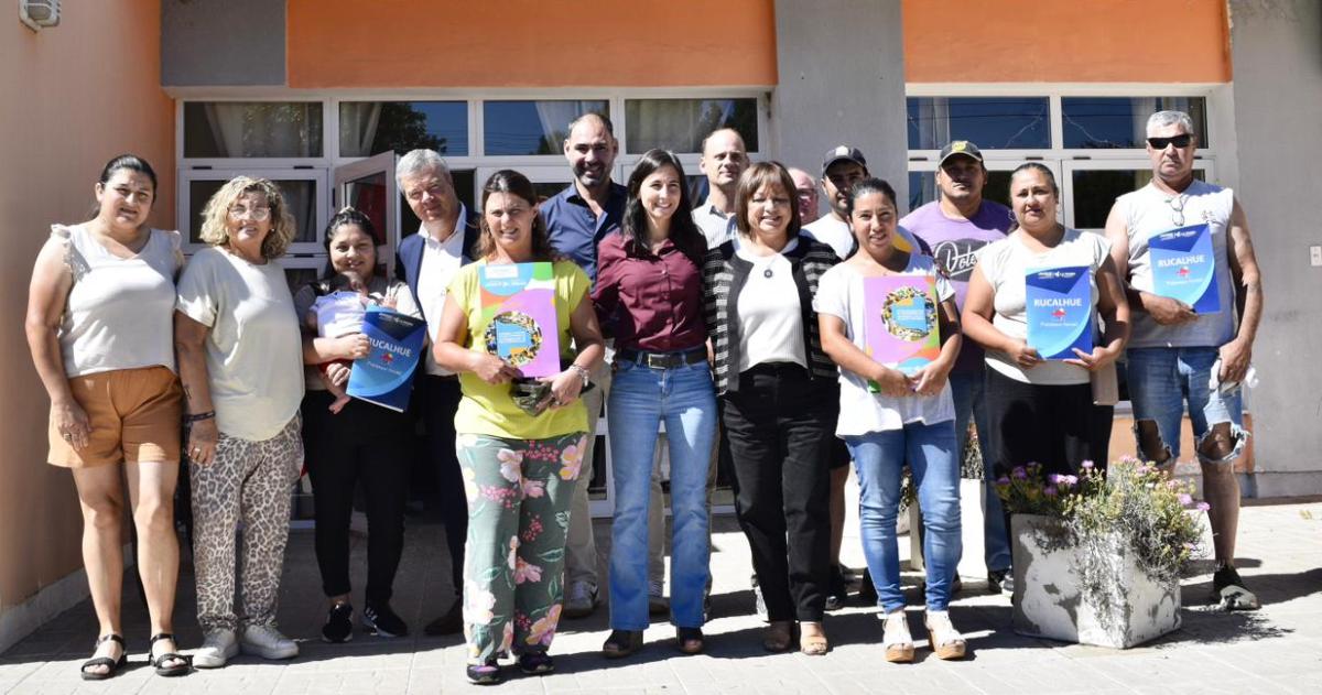 El ministro Diego Álvarez encabezó la entrega