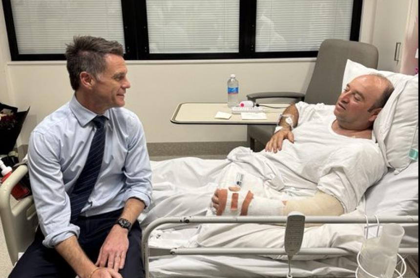 El gobernador de Nueva Gales del Sur Chris Minns junto a Ahmed al Ahmed héroe en Australia