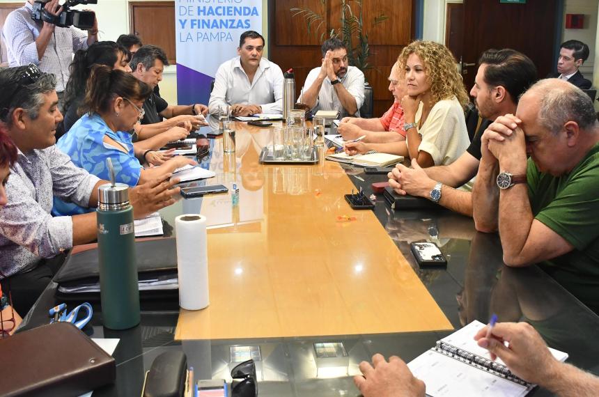 Estatales retoman hoy la negociacioacuten paritaria- exigen aumento bono y advierten un conflicto