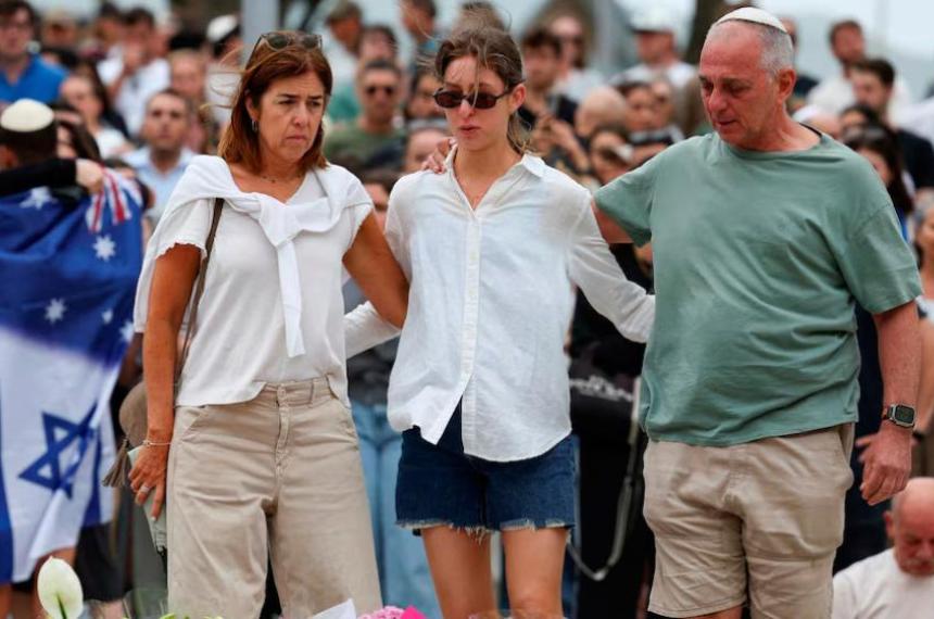 Conmocioacuten en Siacutedney- duelo y silencio en Bondi tras el atentado terrorista que dejoacute 15 muertos