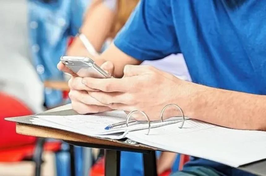 Reclaman extender la prohibicioacuten de celulares al nivel Secundario