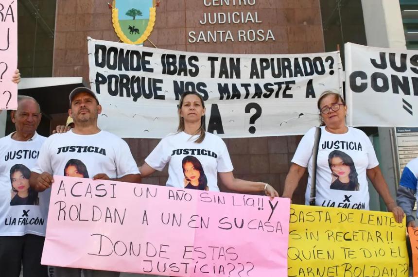 Los familiares de Lia Falcón reclamando por la decisión del TIP contra el conductor Francisco Rold�n