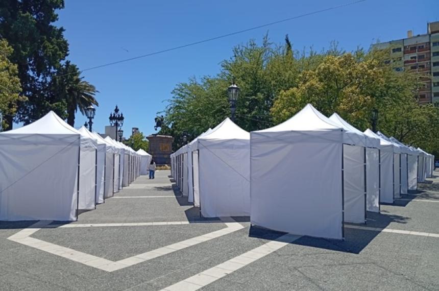 Los stands comenzaron a instalarse en el centro de Santa Rosa
