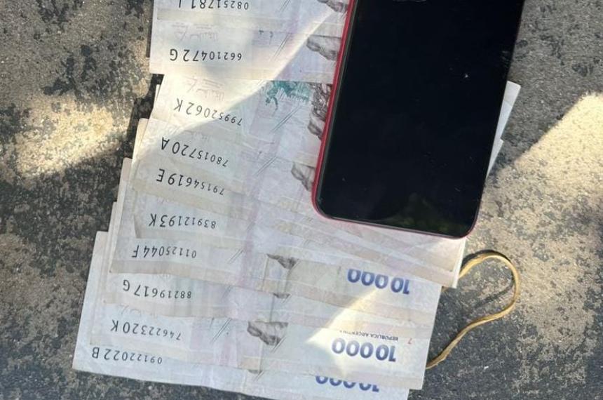 El dinero y un celular secuestrados por la policía