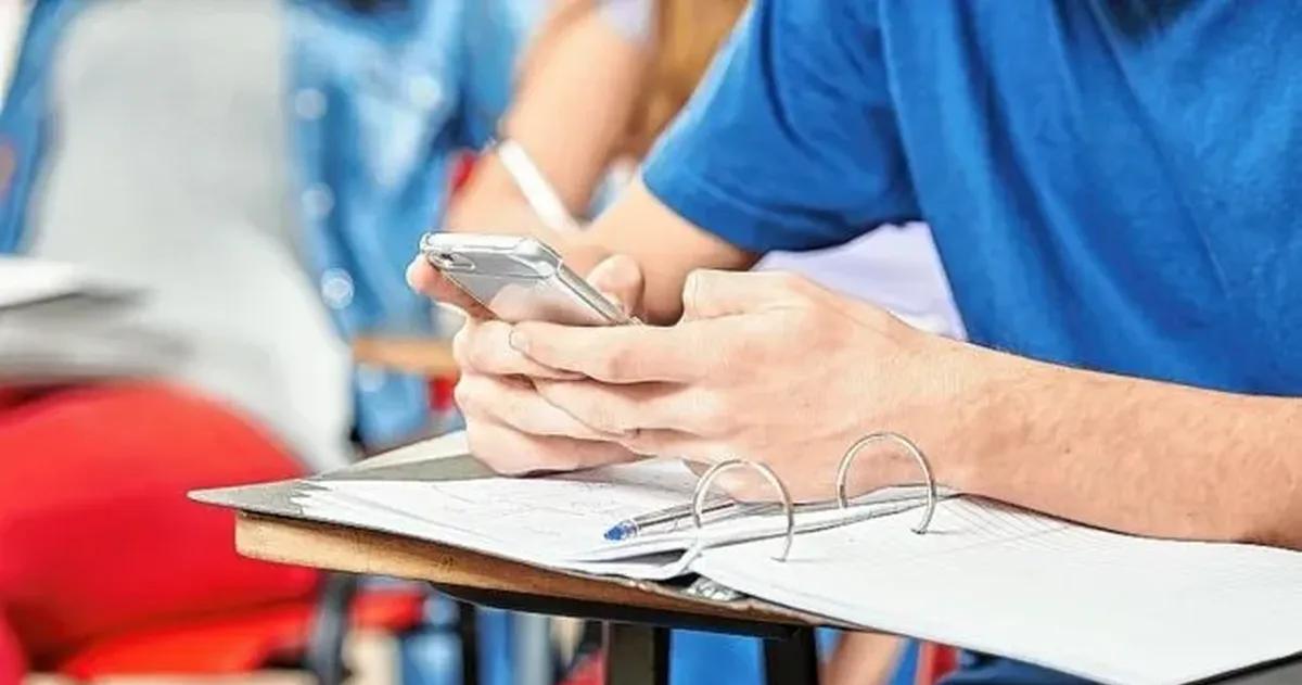 Reclaman extender la prohibicioacuten de celulares al nivel Secundario