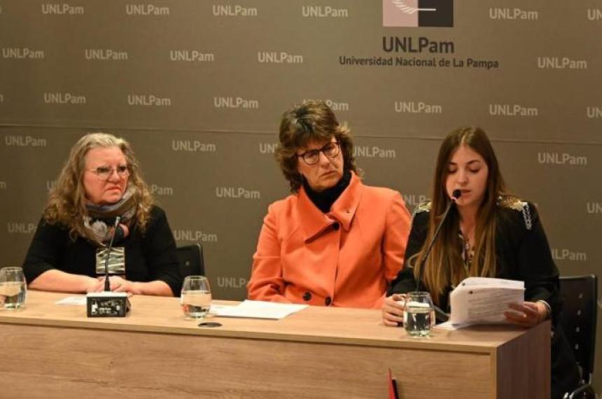 Raquel Barabaschi víctima del terrorismo de Estado vicerrectora Ema Martín y la coordinadora del programa de la Memoria Ivana Barneix