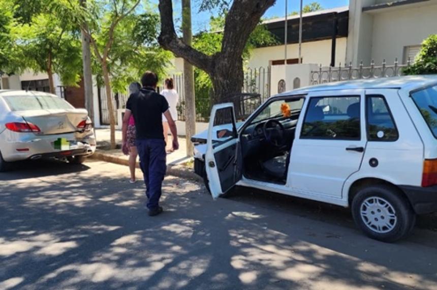 El Fiat embistió al Peugeot que estaba estacionado