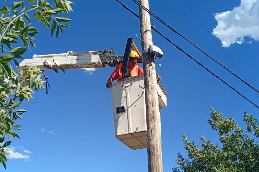 Un operario municipa en plena tarea de bajar un poste de Clarín