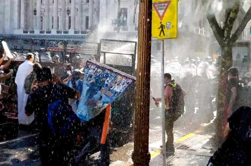 Incidentes frente al Congreso durante el debate del Presupuesto 2026