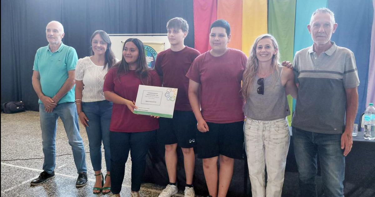 La entrega formal de la matrícula en el colegio trenelense