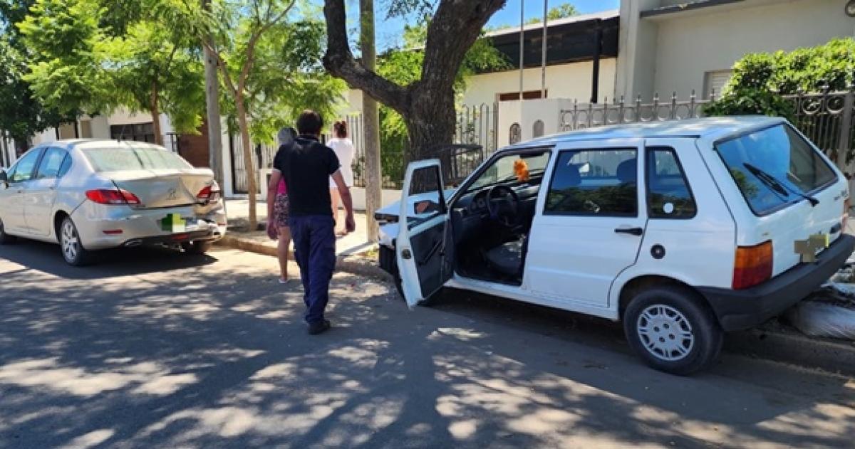 El Fiat embistió al Peugeot que estaba estacionado