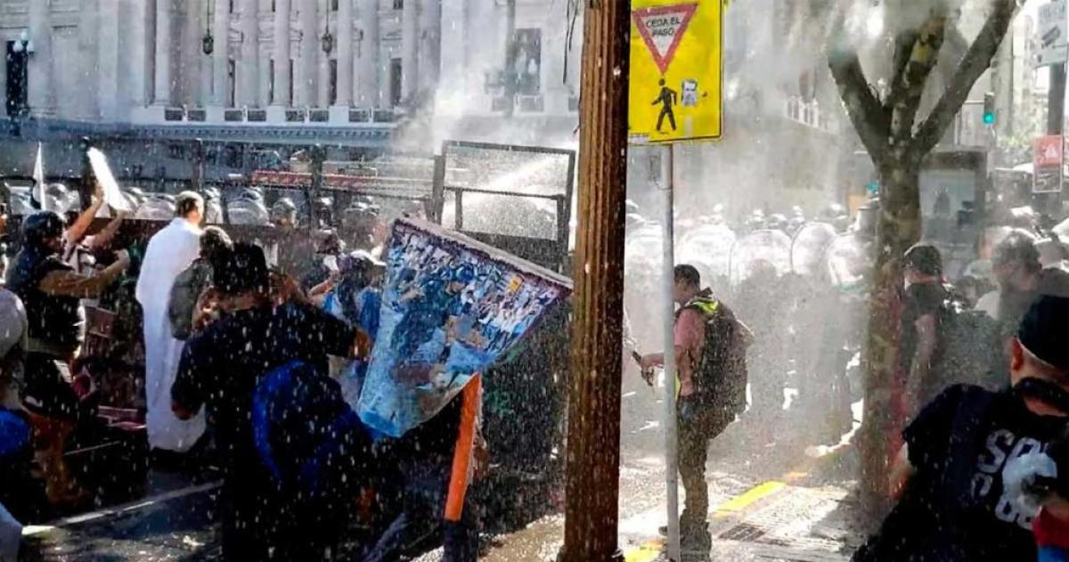 Incidentes frente al Congreso durante el debate del Presupuesto 2026