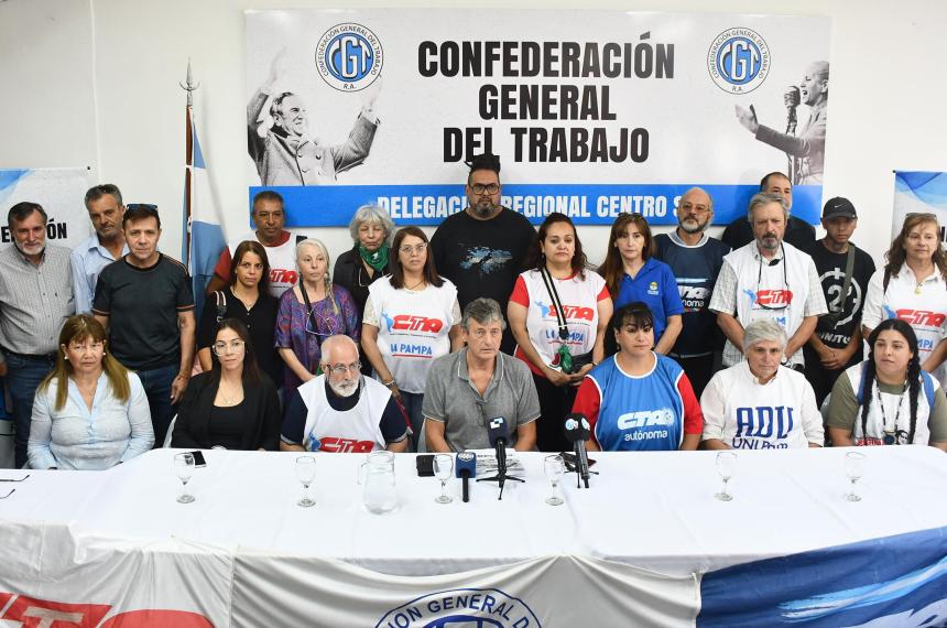 Las centrales obreras marchan en Santa Rosa contra la reforma laboral