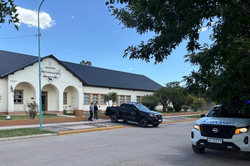 Personal del GEP y varias dependencias policiales trabajaron en la escuela de Embajador Martini