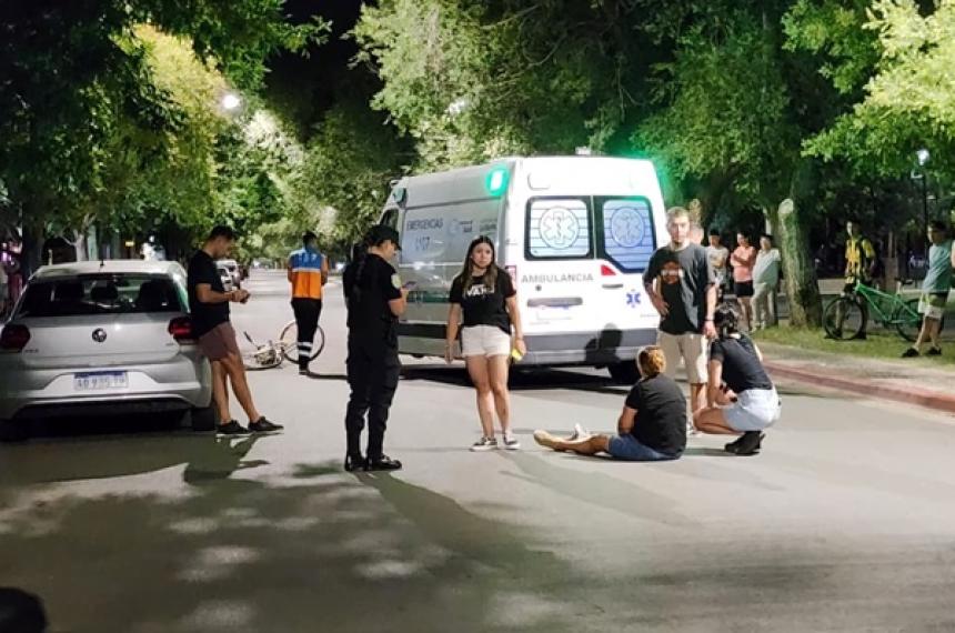 La ciclista embestida sufrió escoriaciones y fue atendida por el SEM
