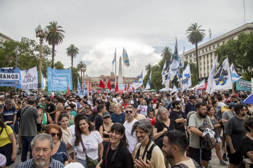 Los gremios de la CGT los movimientos sociales y la izquierda movilizan a Plaza Mayo contra la reforma laboral