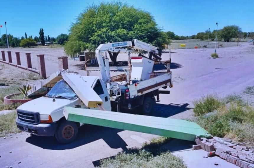 La camioneta chocó el arco de acceso a la pista de aterrizaje en Santa Isabel