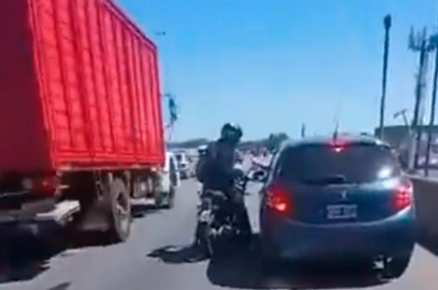 Violenta pelea entre un motociclista y un automovilista en plena autopista Buenos Aires150La Plata
