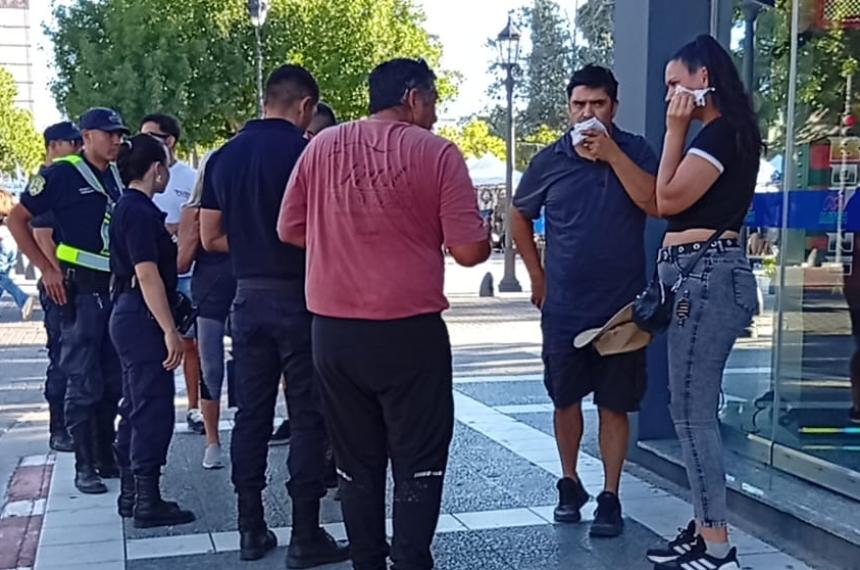 Tres heridos por la explosioacuten de una bomba de estruendo en la marcha de la CGT en Santa Rosa