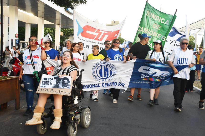 Las centrales obreras marcharon en Santa Rosa contra la reforma laboral