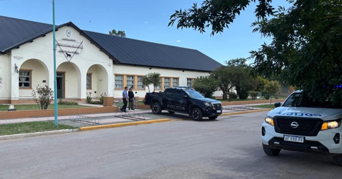 Personal del GEP y varias dependencias policiales trabajaron en la escuela de Embajador Martini