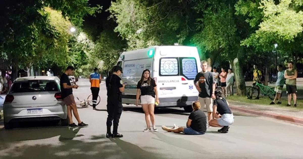 La ciclista embestida sufrió escoriaciones y fue atendida por el SEM