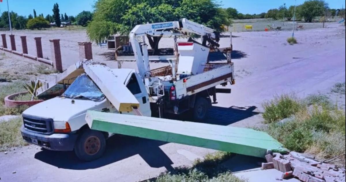 La camioneta chocó el arco de acceso a la pista de aterrizaje en Santa Isabel