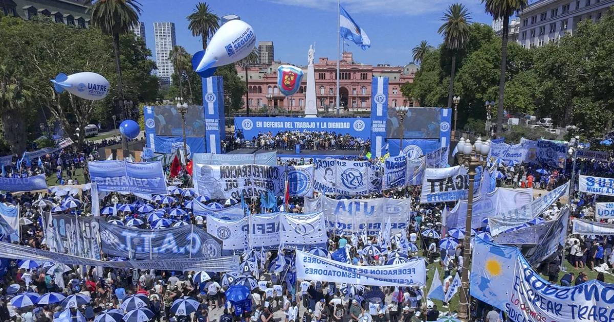 Gremios movimientos sociales y la izquierda movilizaron a Plaza Mayo contra la reforma laboral